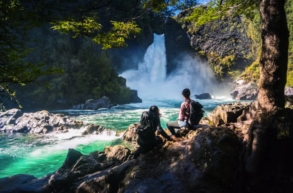 Excursión a la Reserva Huilo Huilo desde Pucón: cascadas, bosque nativo y naturaleza en el sur de Chile